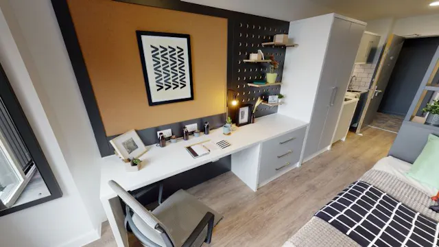 Silver Studio room image 2