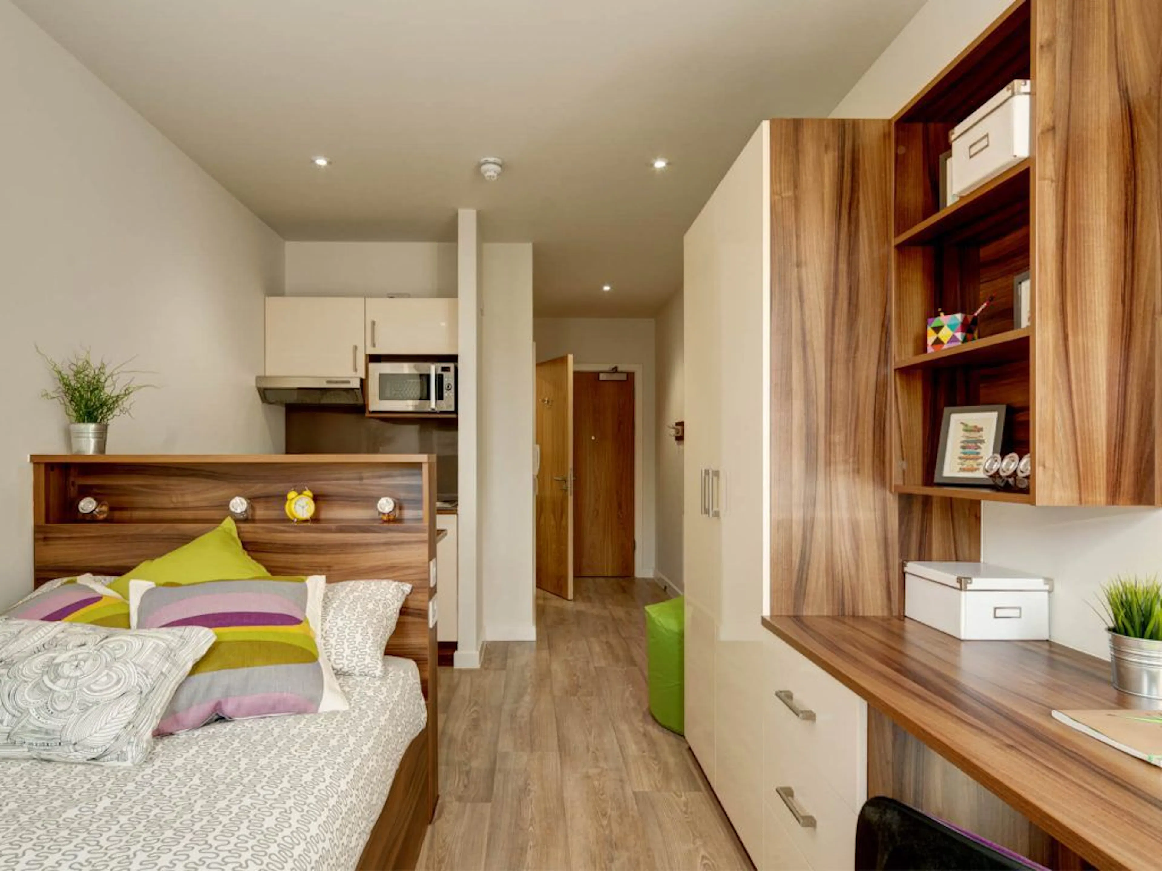 Bronze Studio ROOM 1