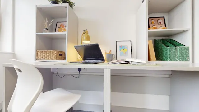 Silver Studio room image 2