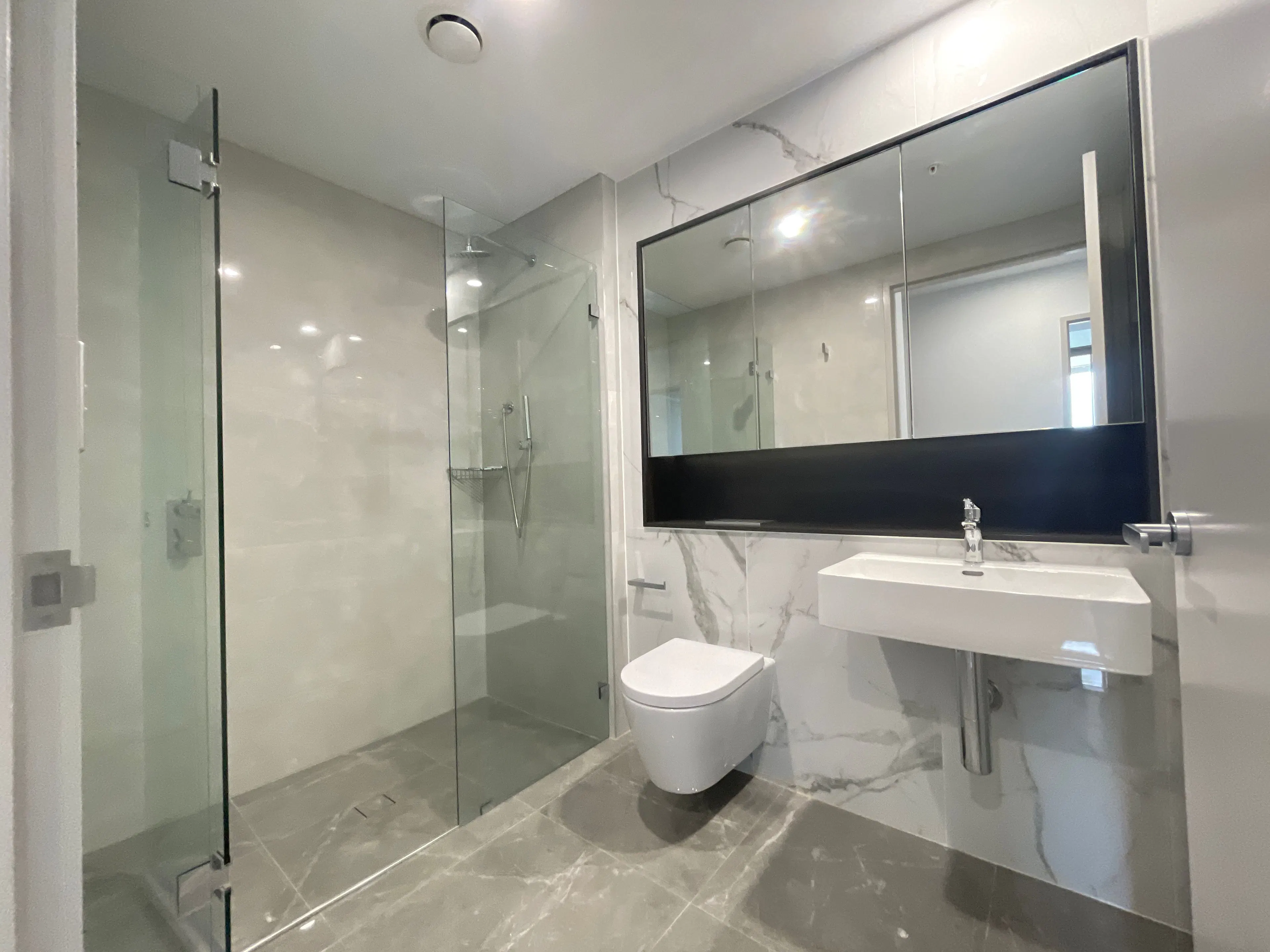 2 bedroom 2 bathrooms BATHROOM 4
