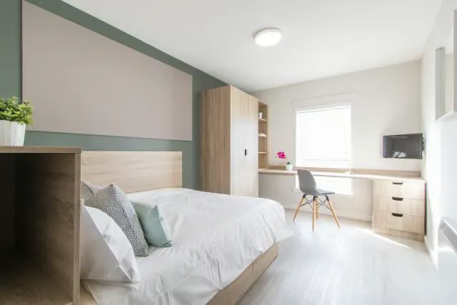 Flat 2, 6 room image 1