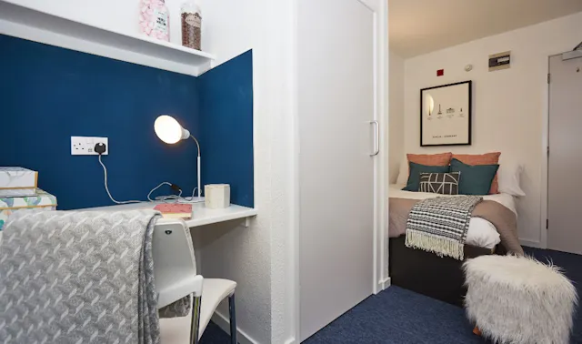 Bronze En-suite Apartment room image 1