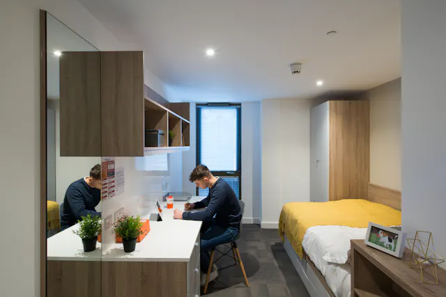 Superior-plus Single Ensuite room image 2