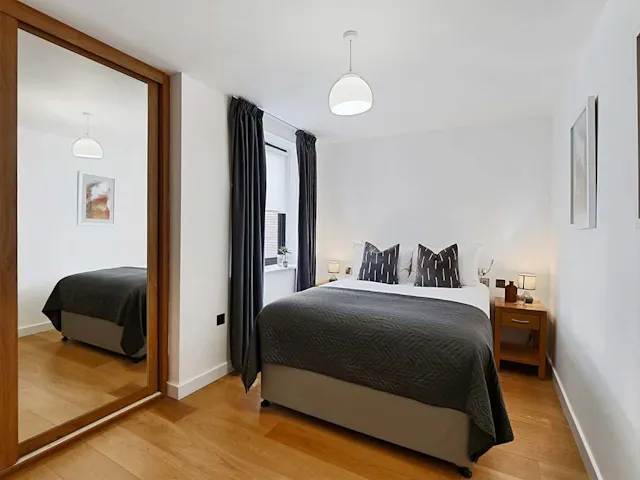 One room in 3 bedroom apartment room image 2