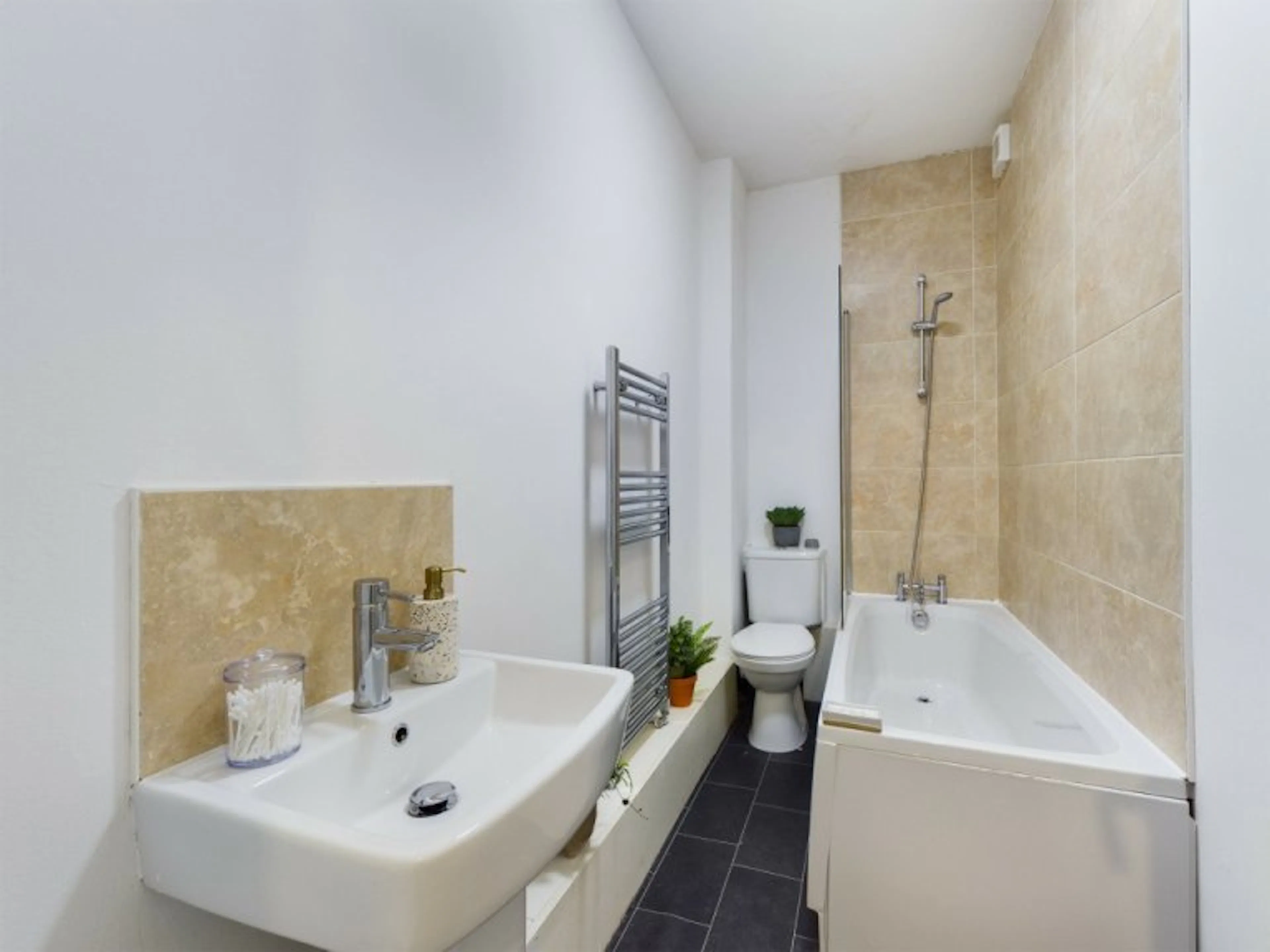 6 Bedroom House BATHROOM 3