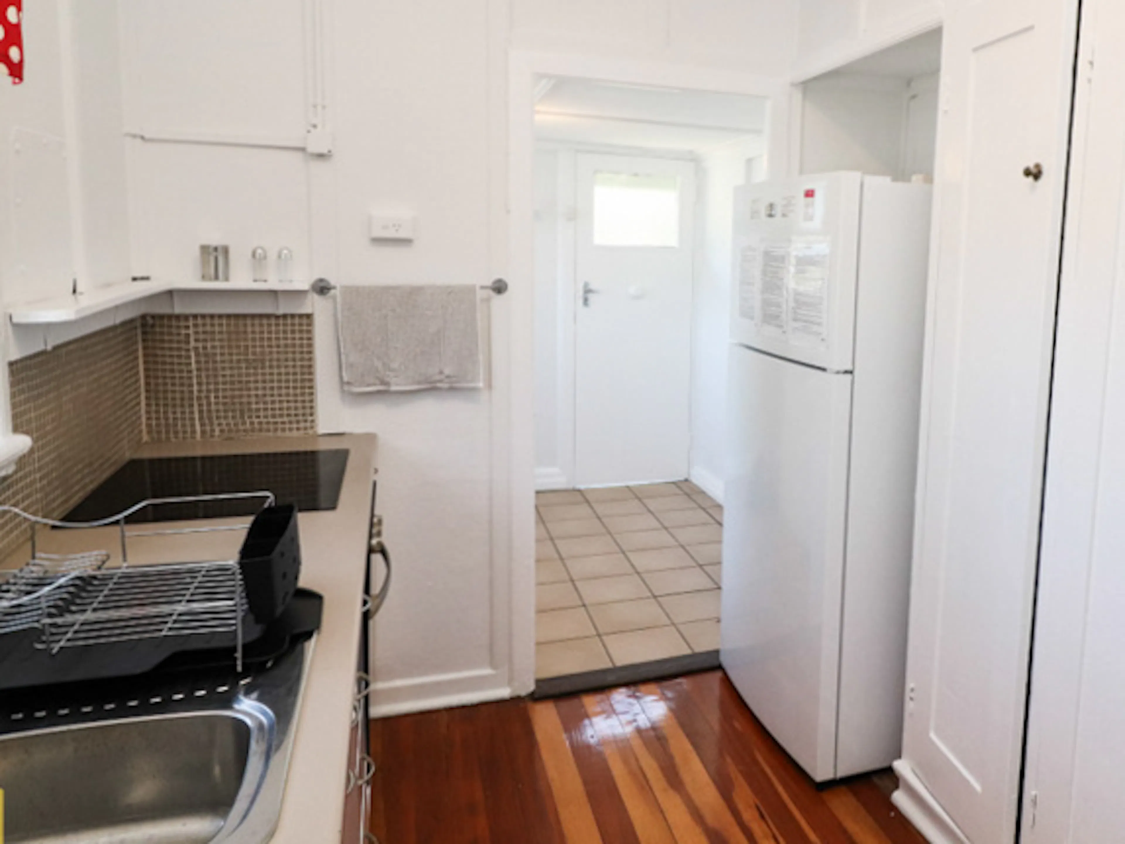 Bright Single Room + Ensuite KITCHEN 4