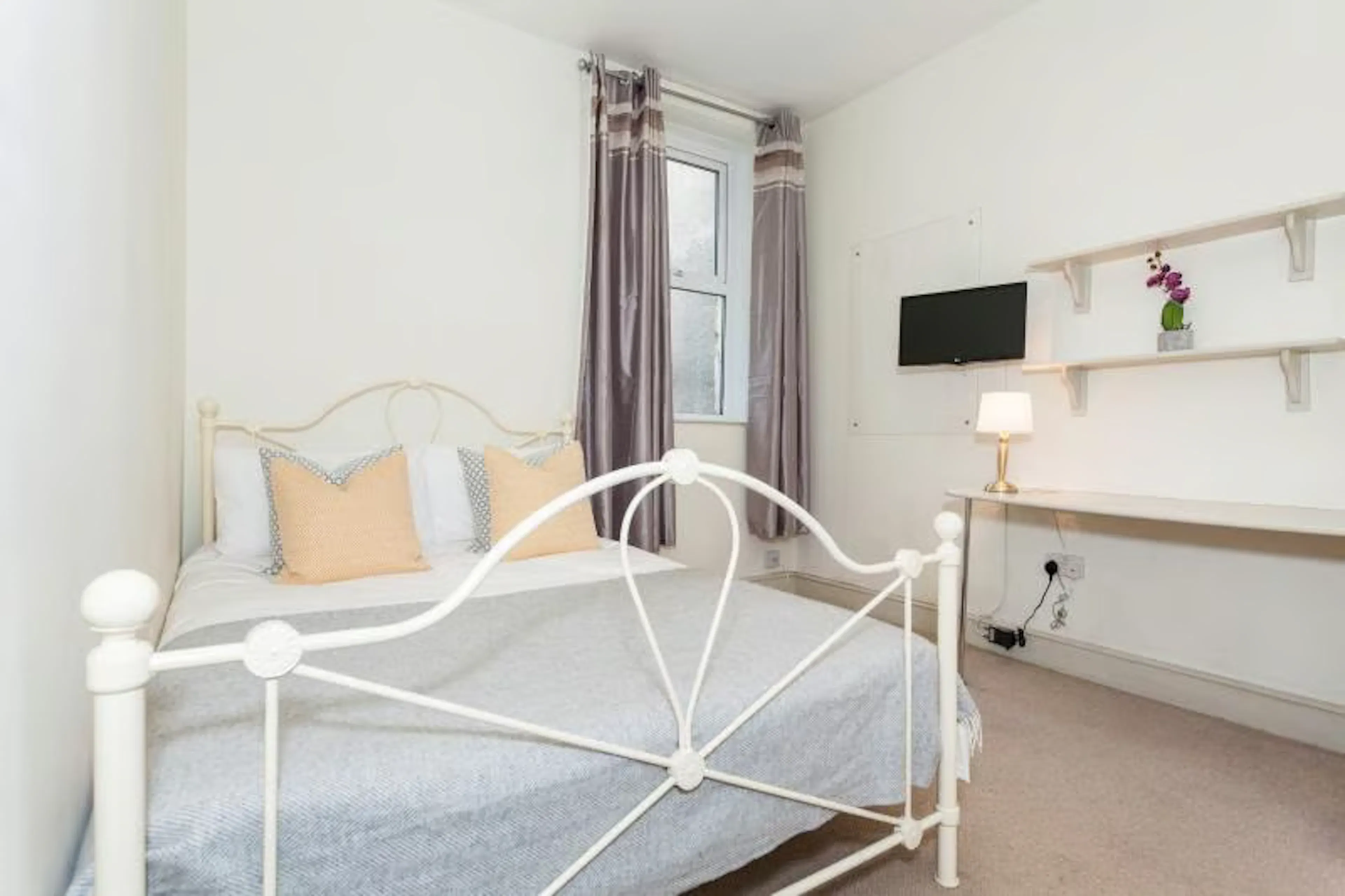 7 Bedroom Apartment ROOM 1