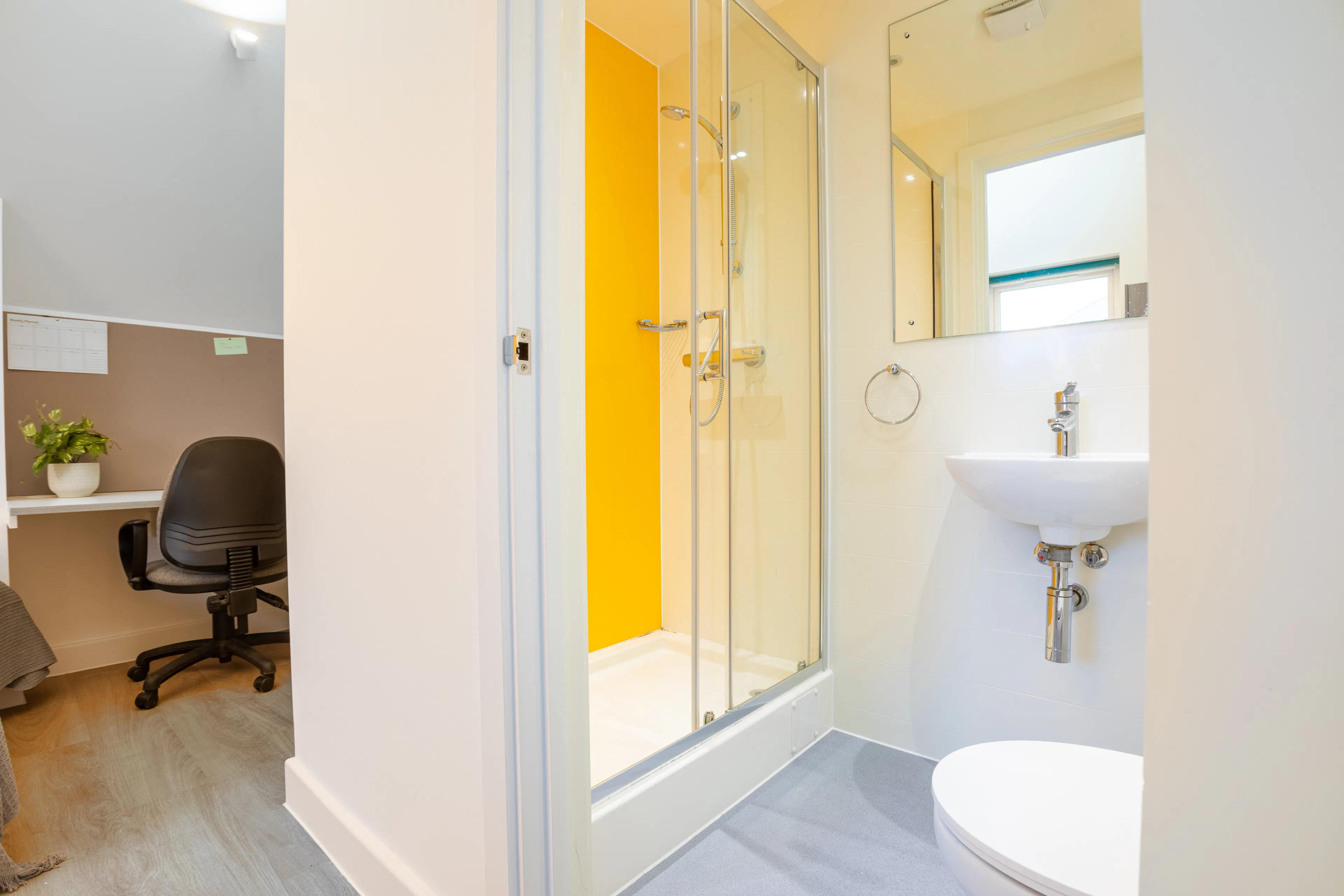 Townhouse Deluxe Studio BATHROOM 2