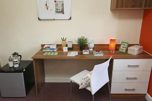 Deluxe En-Suite Tallis Court room image 3