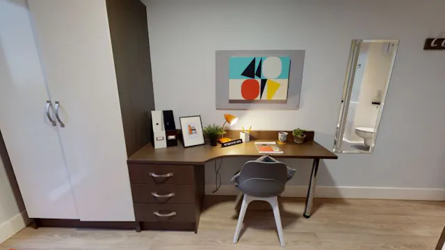 Bronze En Suite Plus room image 3