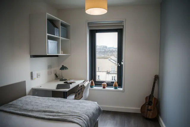 3 Bed Ensuite room image 2