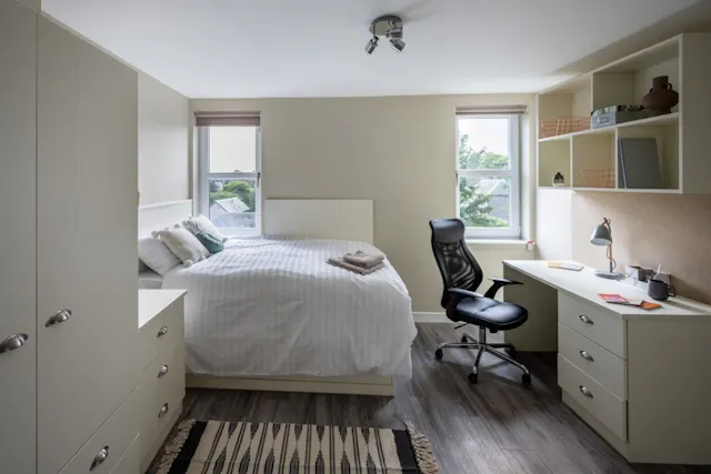3 Bed Standard room image 1