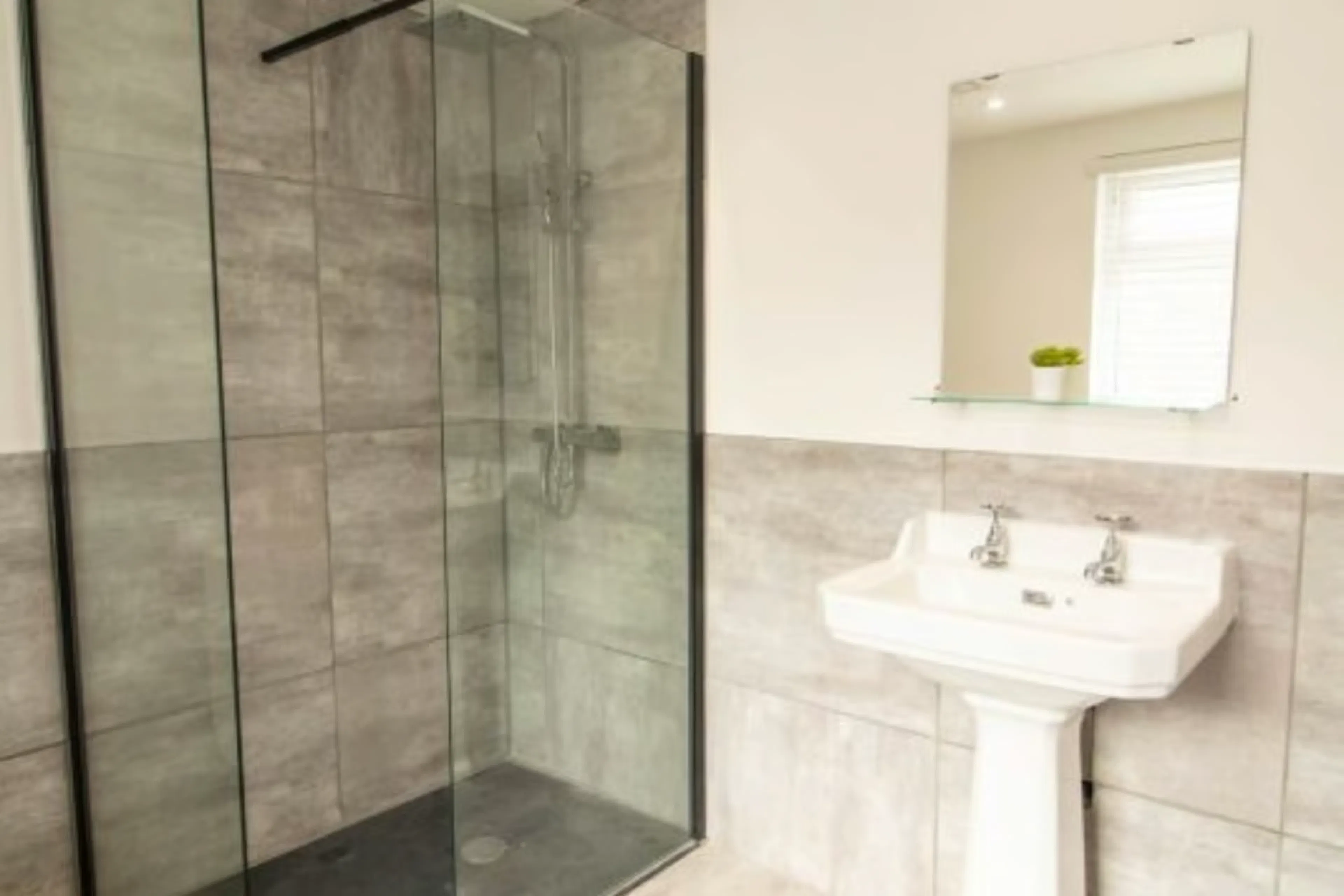 6 Bedroom Apartment BATHROOM 3