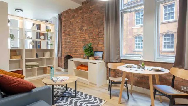 Platinum Studio room image 3