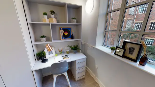 Silver Studio room image 3