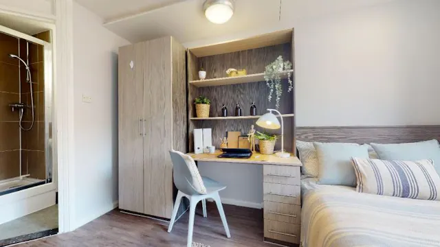 Silver En Suite room image 2