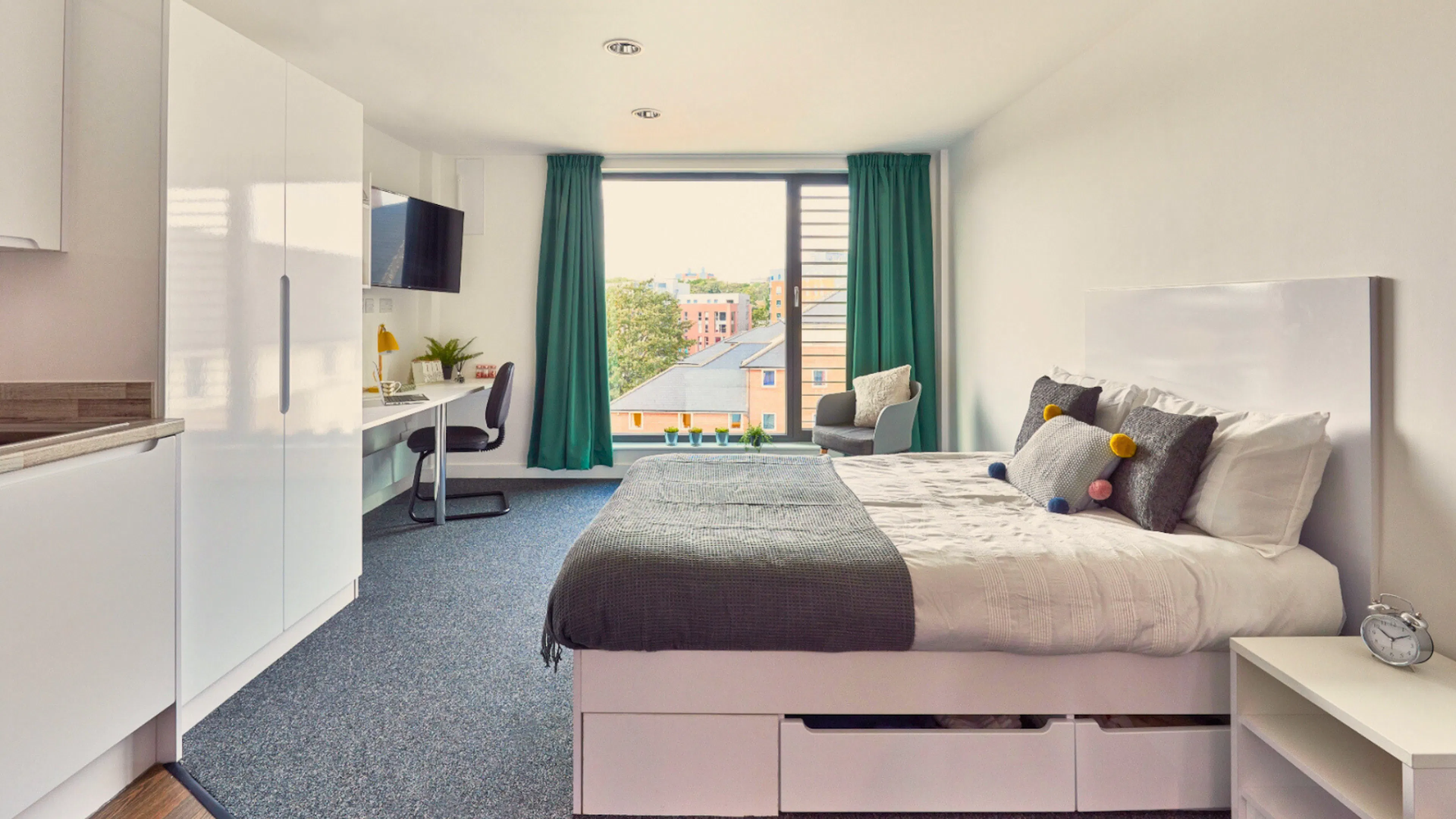 Classic 3 Bed Apartment ROOM 2