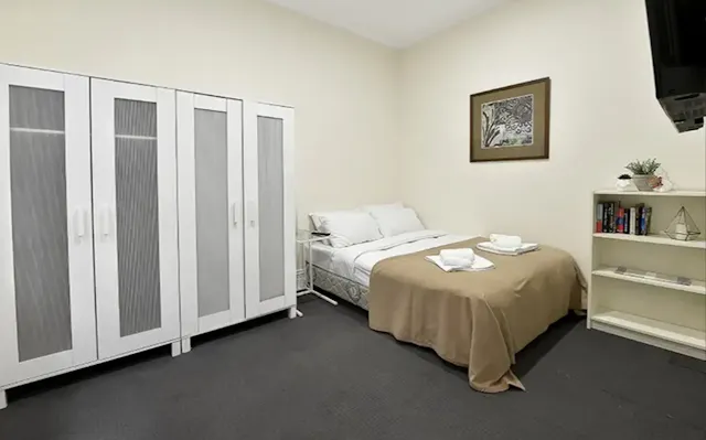 Studio 3 room image 1