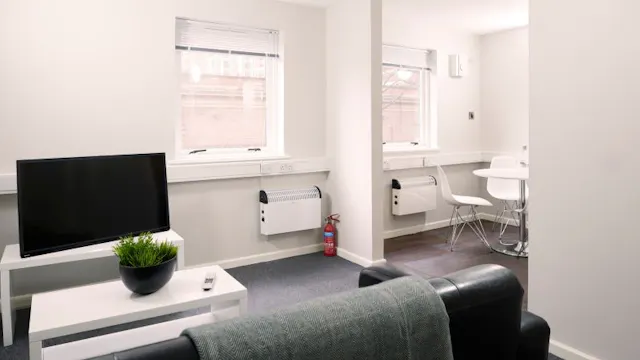 Gold One Bed Apartment room image 3