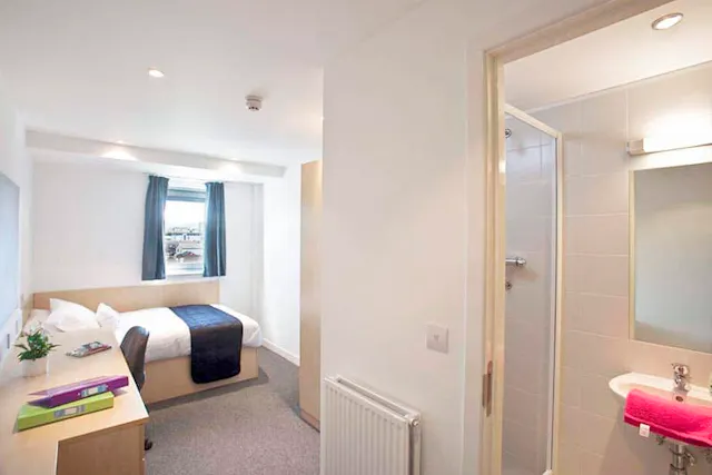Classic Ensuite Plus room image 2