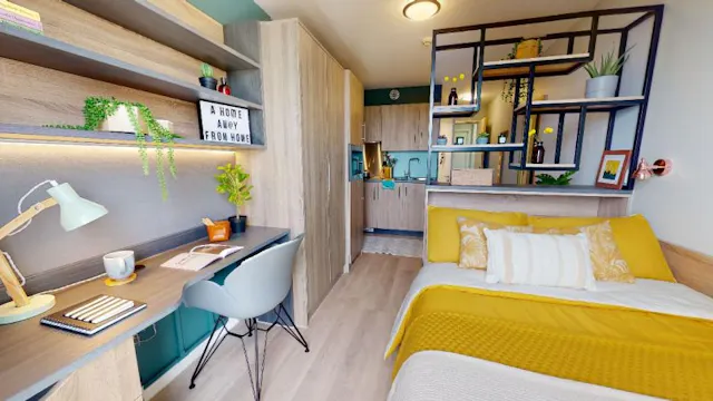 Silver Courtyard Studio Plus room image 3