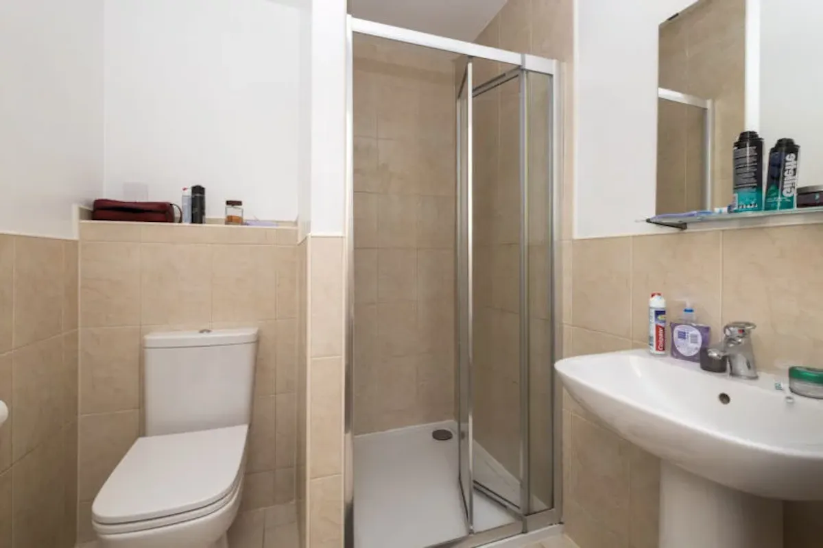 4-Bed En-Suite Cluster BATHROOM