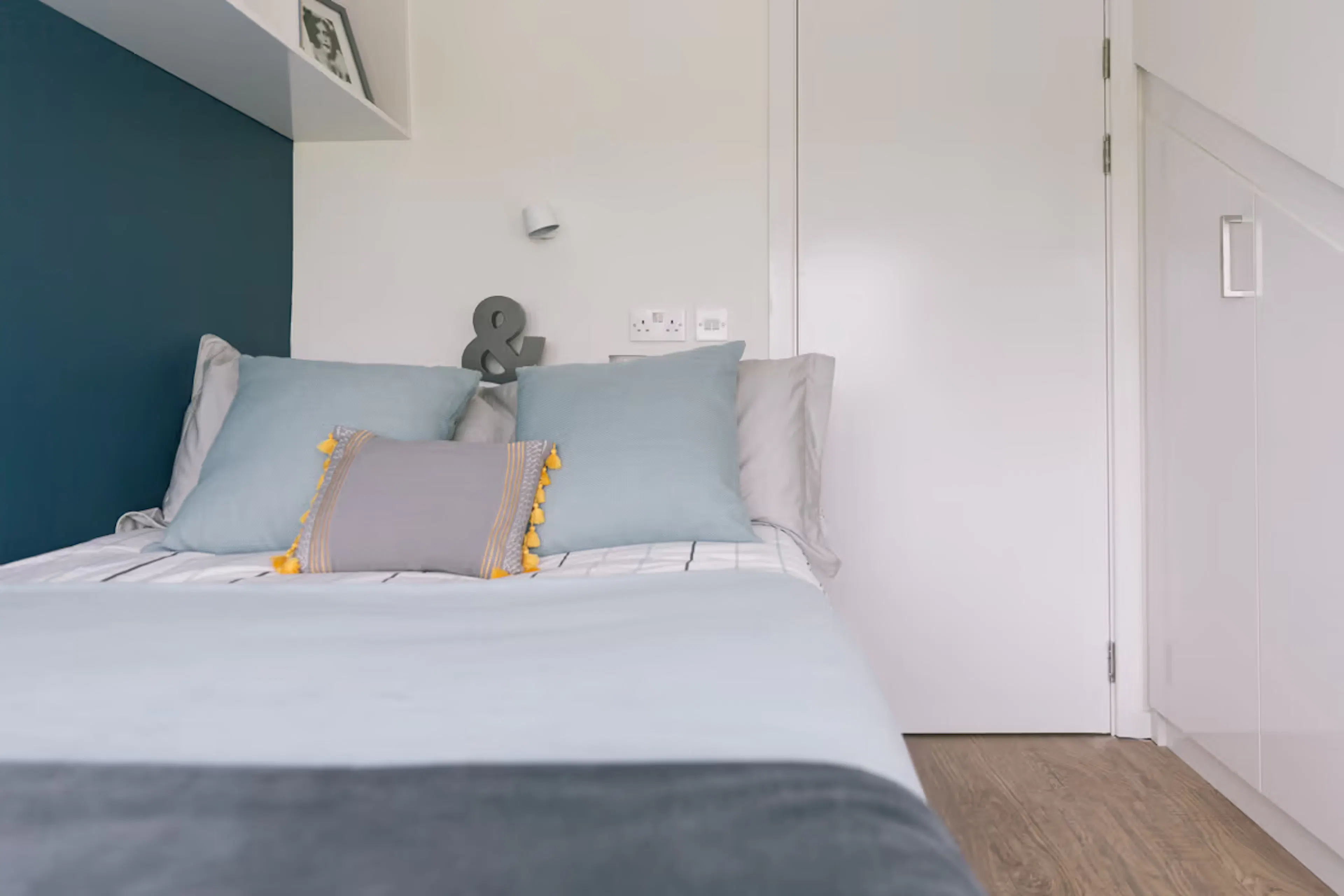 Classic Smaller 2 Bed Apartment - Shared Bathroom ROOM 1