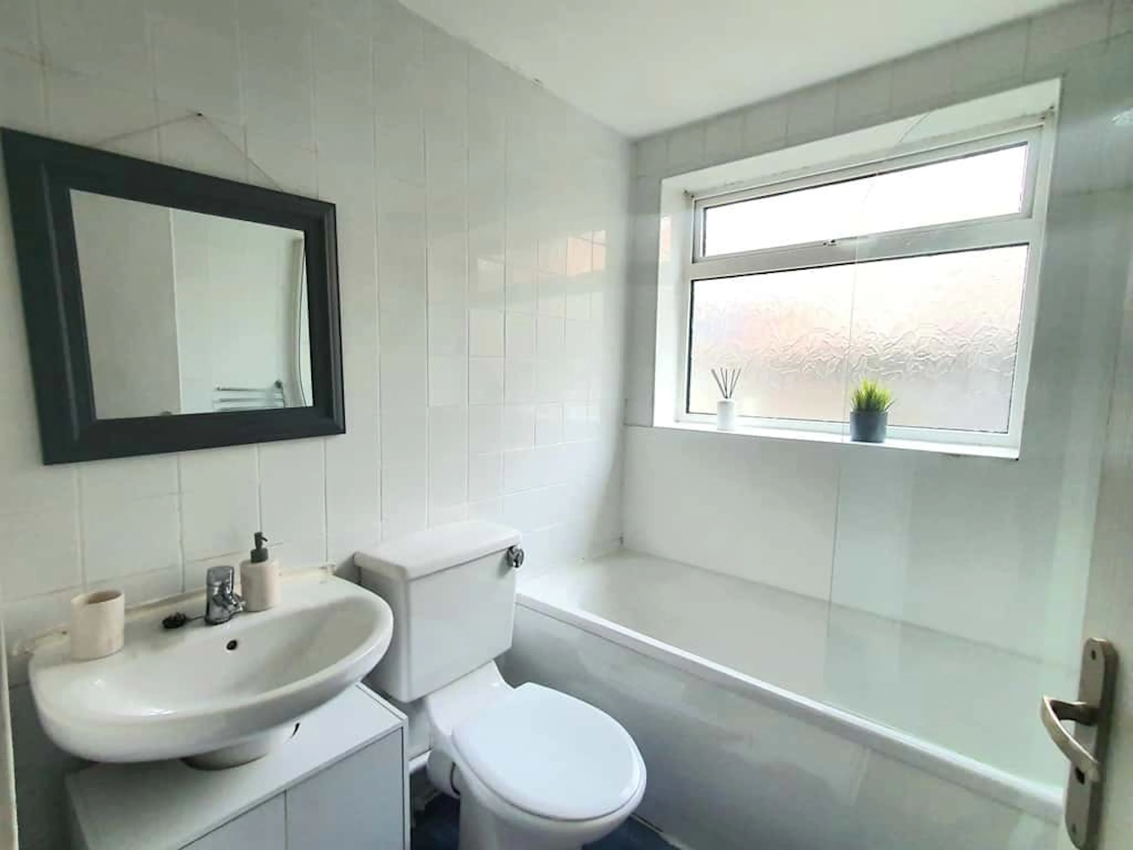 One room in 1 bedroom apartment BATHROOM 3