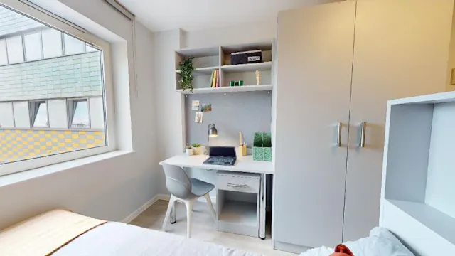 Silver Studio room image 3