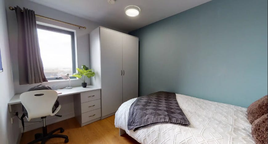 4 - 5 Bed Ensuite