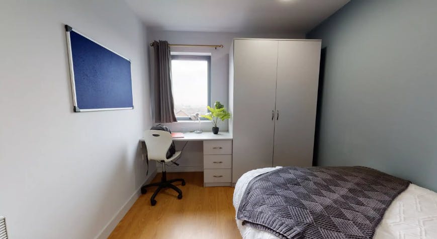 4 - 5 Bed Ensuite