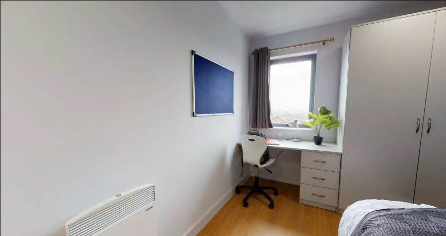 4 - 5 Bed Ensuite