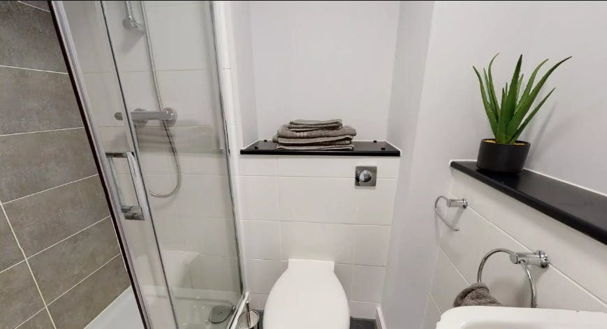 4 - 5 Bed Ensuite
