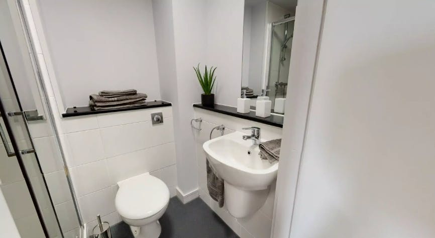 4 - 5 Bed Ensuite