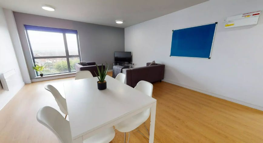 4 - 5 Bed Ensuite