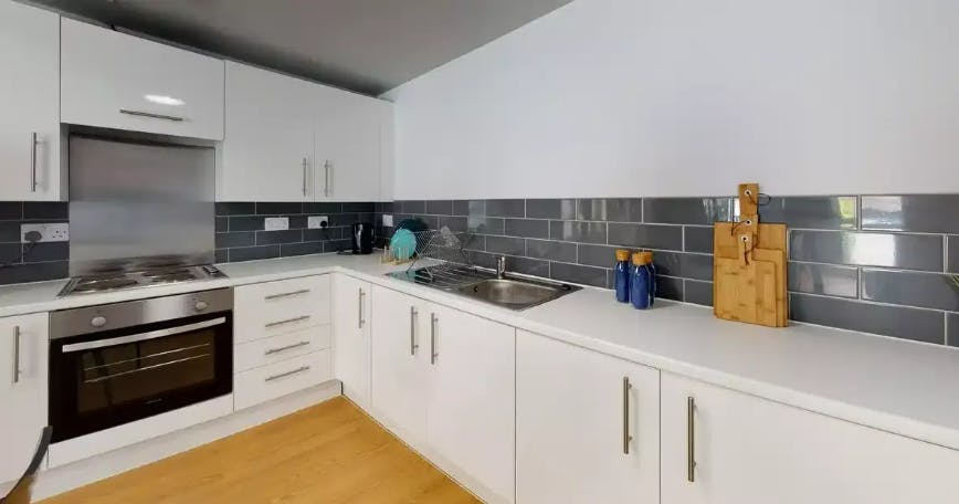 4 - 5 Bed Ensuite