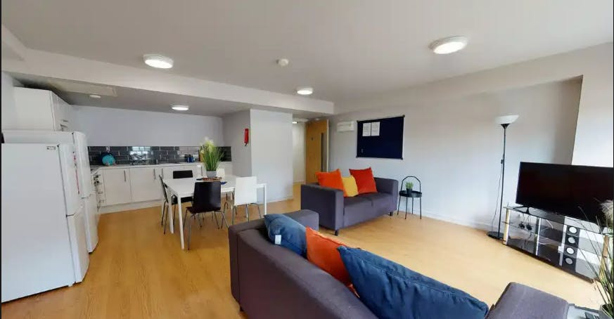 4 - 5 Bed Ensuite