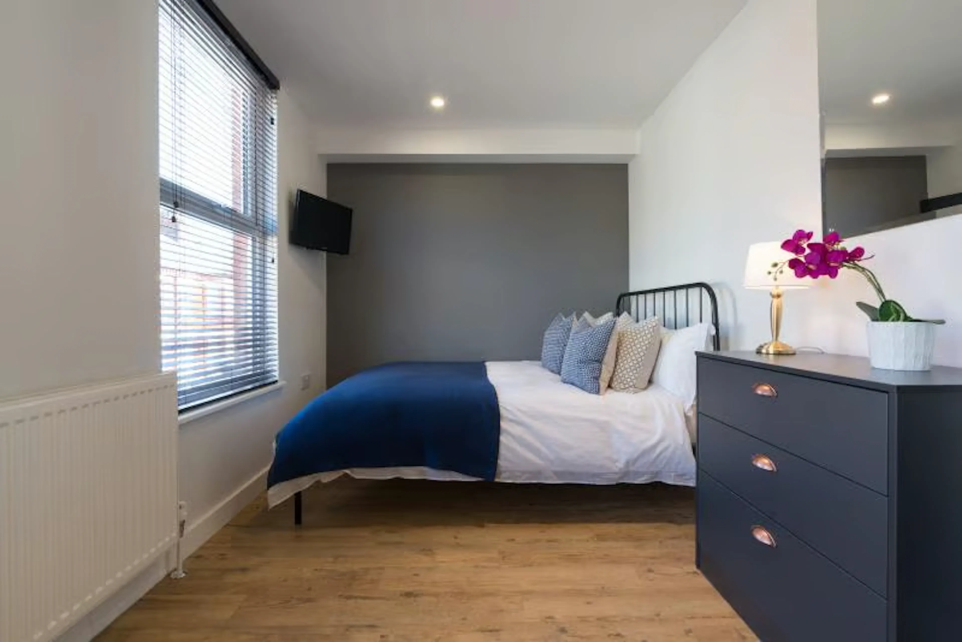 Six Bedroom Apartment ROOM 3