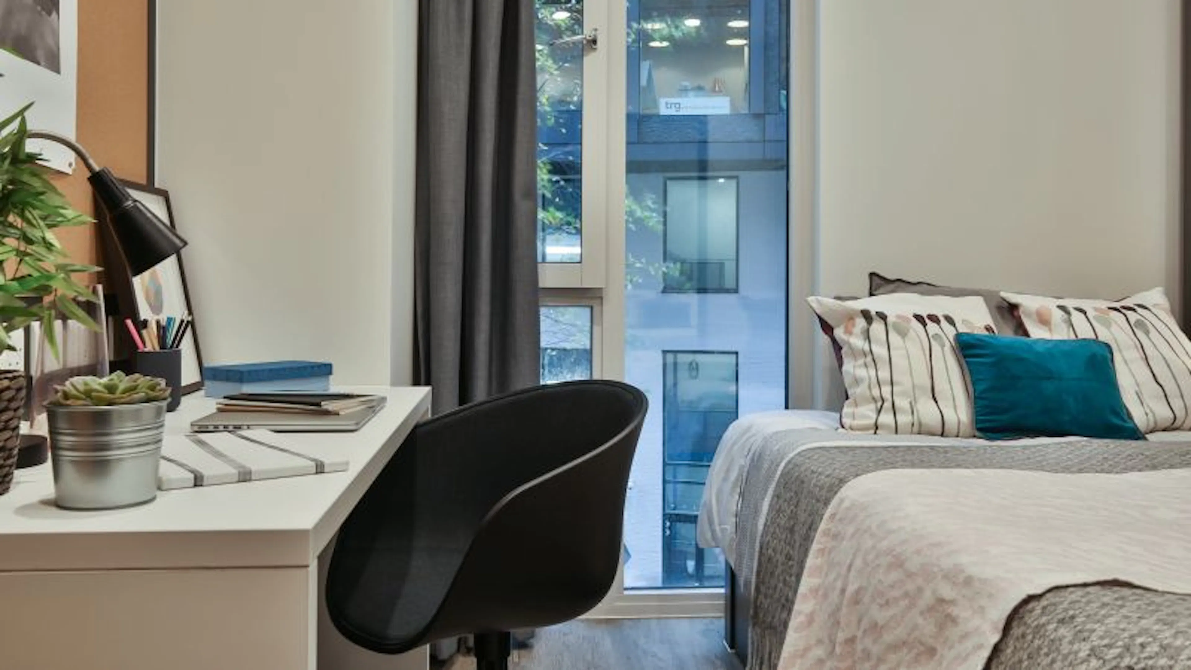 Two Bed Apartment Plus ROOM 3
