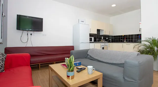 4 Bed Classic Ensuite room image 2