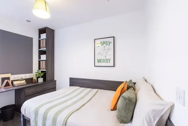 4 Bed En-suite room image 1