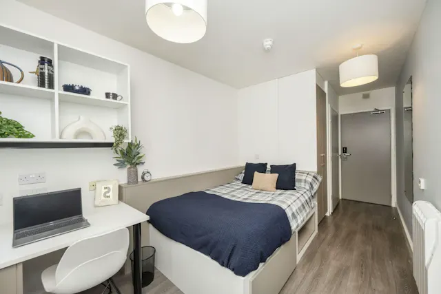 4 Bed Ensuite room image 2