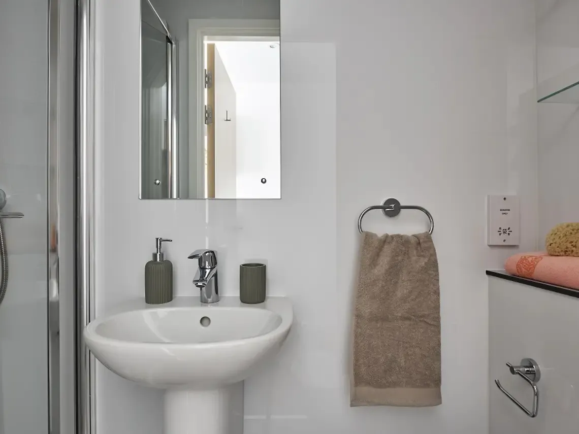 4 Bed Premium En-suite BATHROOM 2