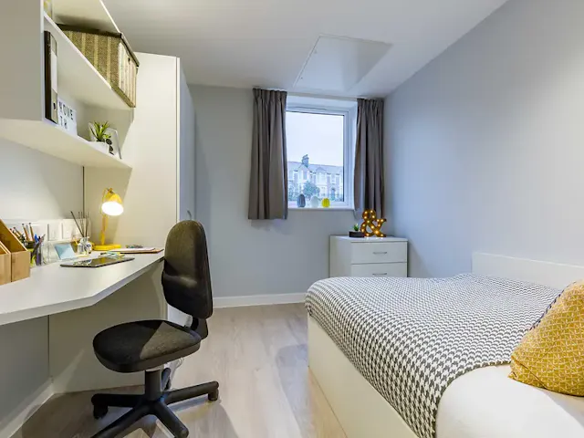 4 Bed Club En-suite room image 2