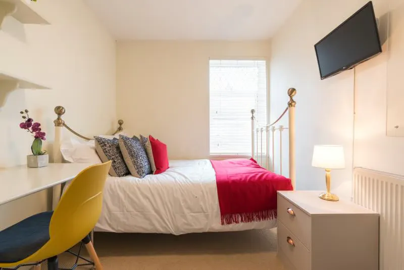 7 Bedroom Apartment ROOM 3