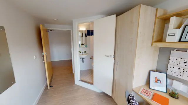 Bronze En Suite Plus room image 4
