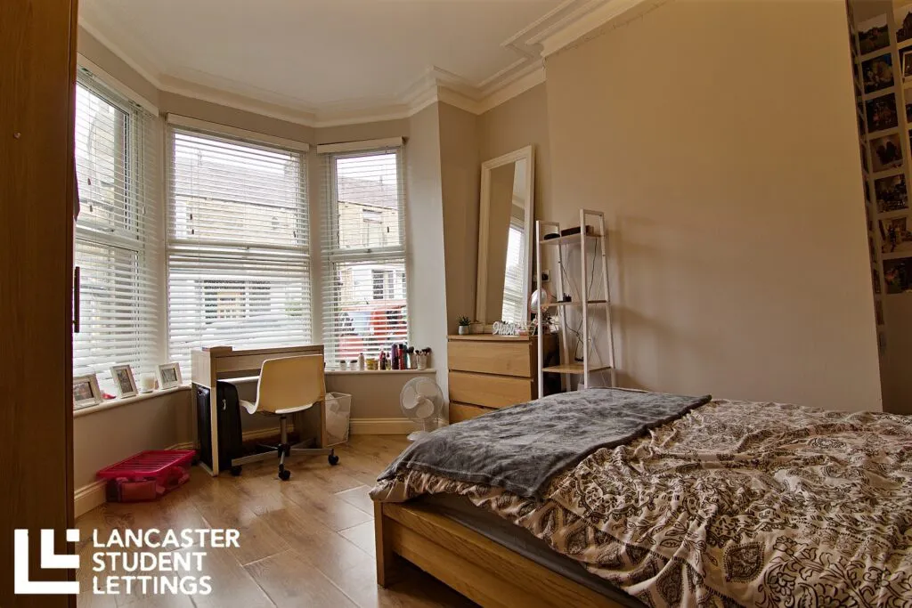 4 Bedroom Apartment ROOM 2