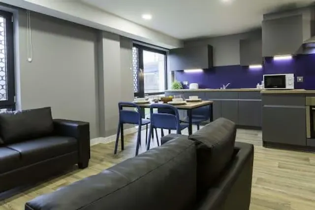 4 Bed Standard En-suite room image 2