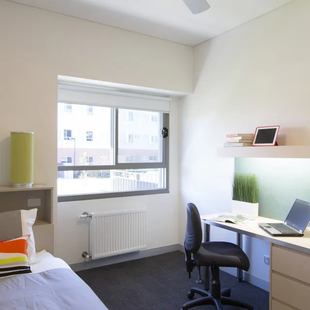 4 Bedroom Apartment with Ensuite room image 1