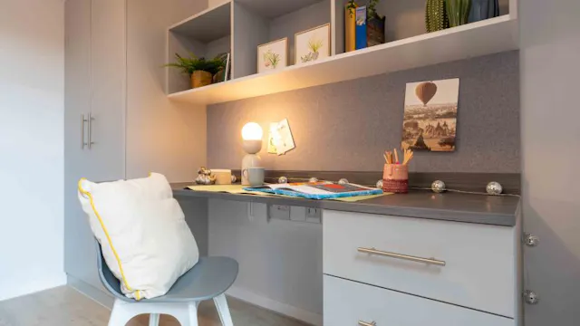 Silver One Bed Apartment Plus room image 4